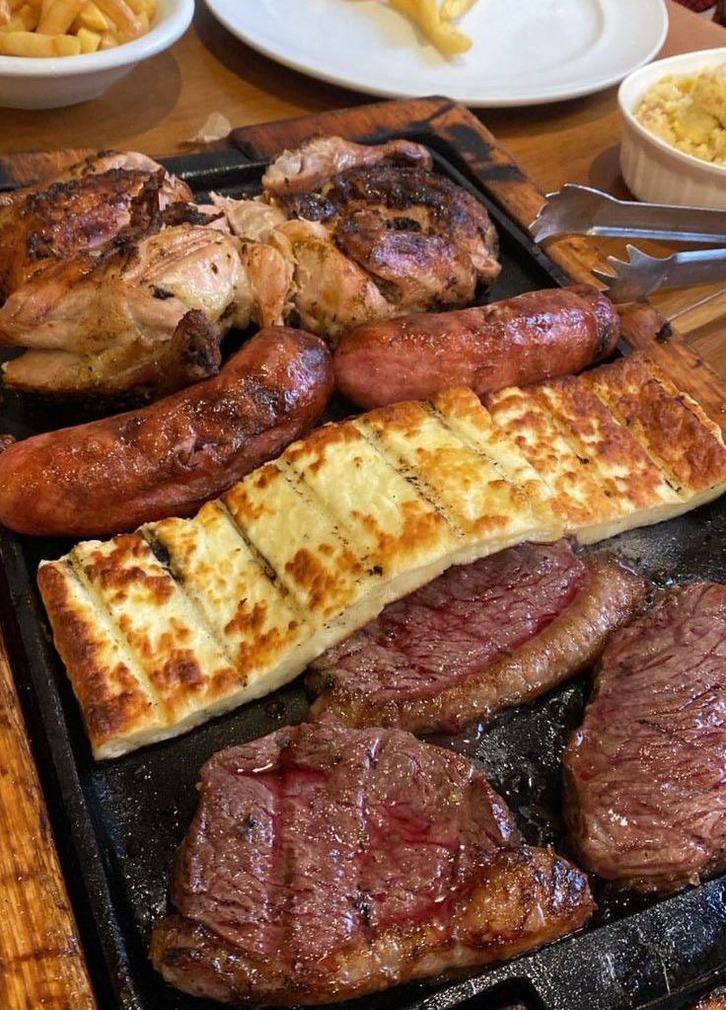 Kit de carnes grelhadas servido com frango, linguiça, picanha e queijo coalho